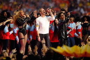 SANTA CLARA, CA - FEBRUARY 07: Beyonce, Chris Martin of Coldplay, and Bruno Mars perform during the Pepsi Super Bowl 50 Halftime Show at Levi's Stadium on February 7, 2016 in Santa Clara, California. (Photo by Ezra Shaw/Getty Images)